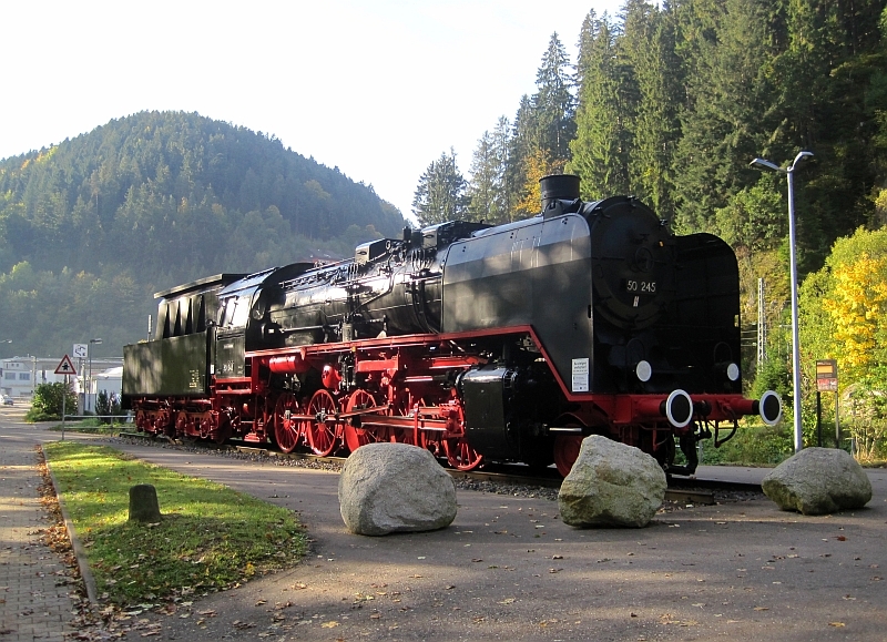 Denkmallokomotive 50 245 am Bahnhof Triberg