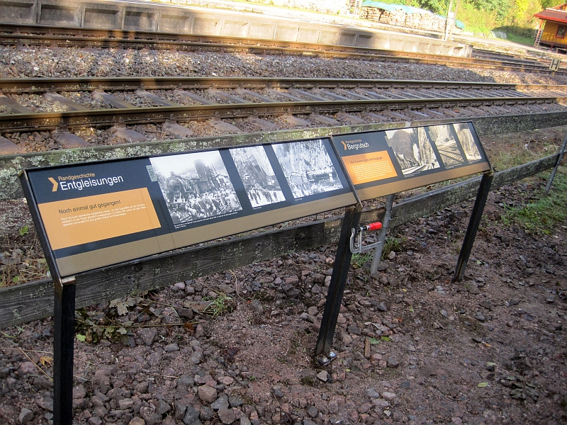 Infotafeln des Schwarzwaldbahn-Erlebnispfads am Bahnhof Triberg