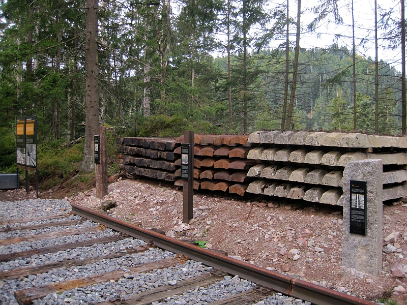 Schienen und Schwellen an Station 3 des Schwarzwaldbahn-Erlebnispfads