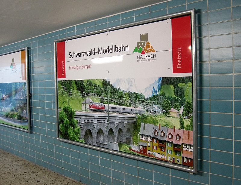 Werbung für die Schwarzwald-Modellbahn im Bahnhof Triberg