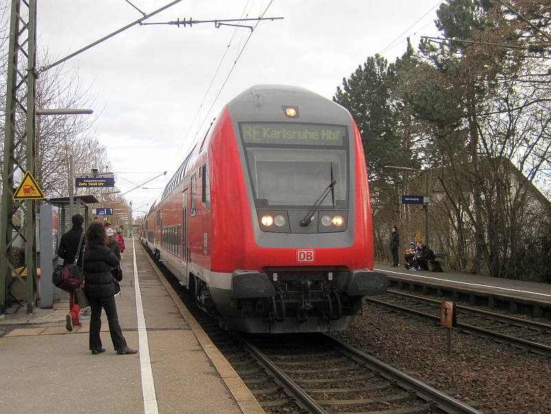 Zug der Schwarzwaldbahn in Allensbach