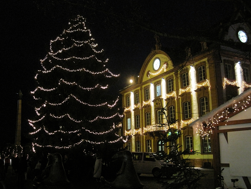 Offenburger Rathaus im Weihnachtsglanz