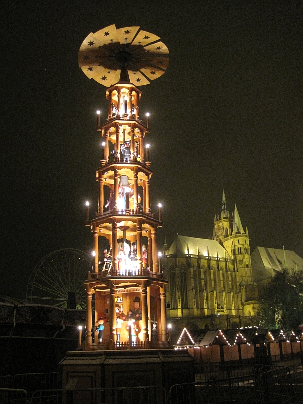 Weihnachtspyramide auf dem Weihnachtsmarkt Erfurt