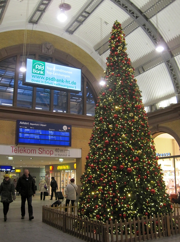 Weihnachtsbaum im Hauptbahnhof Erfurt