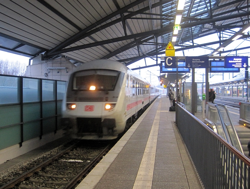 Einfahrt eines Intercity in Erfurt