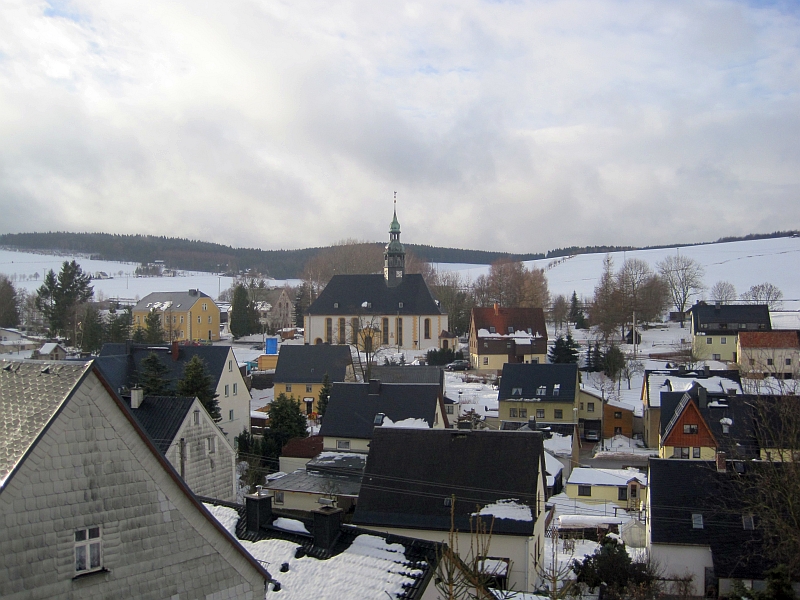 Fahrt mit der Fichtelbergbahn durch Neudorf