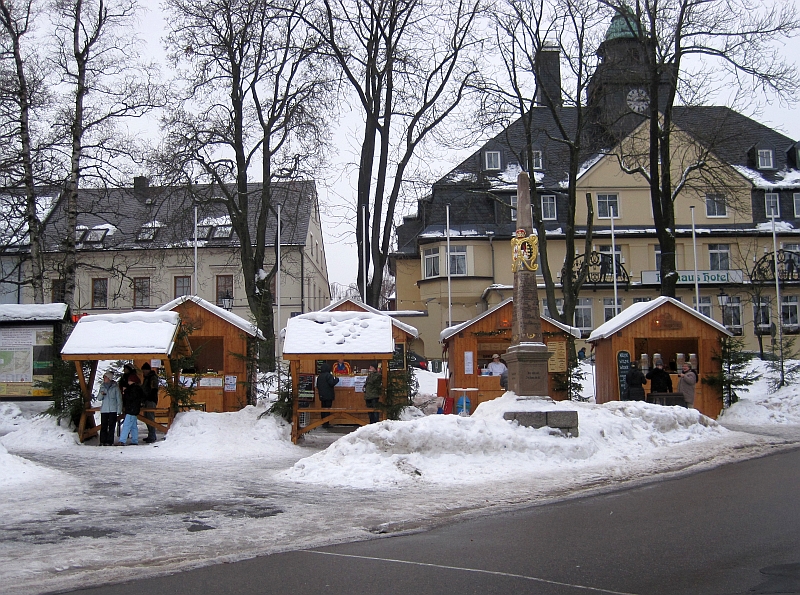 Markt von Oberwiesenthal mit Postmeilensäule