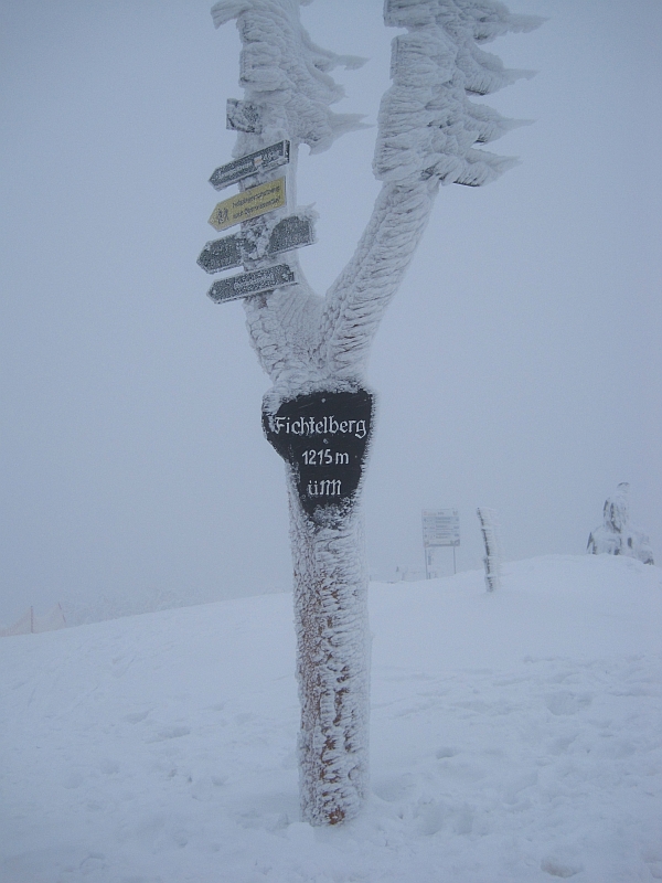 Schild mit Höhenangabe auf dem Fichtelberg