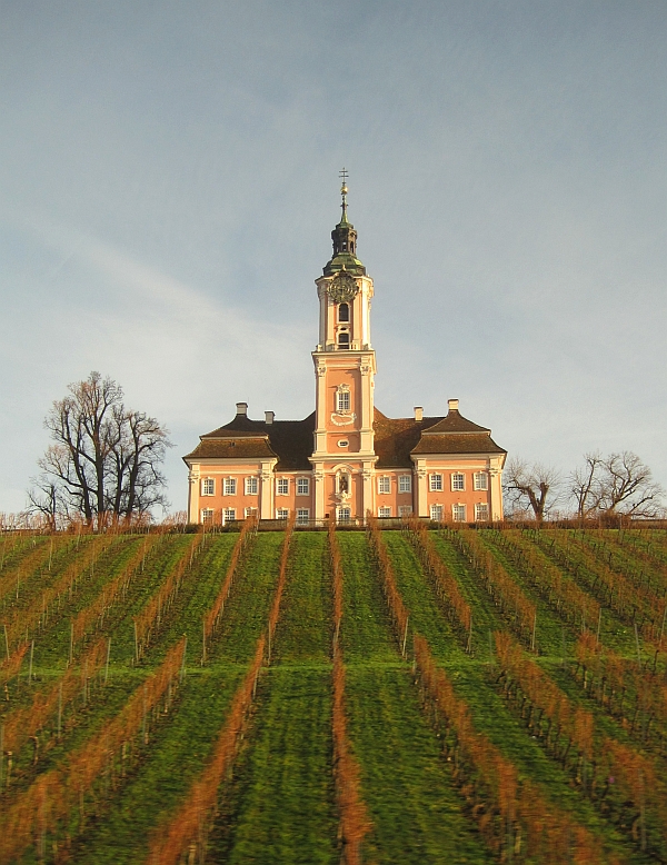 Blick vom Zug auf die Wallfahrtskirche Birnau