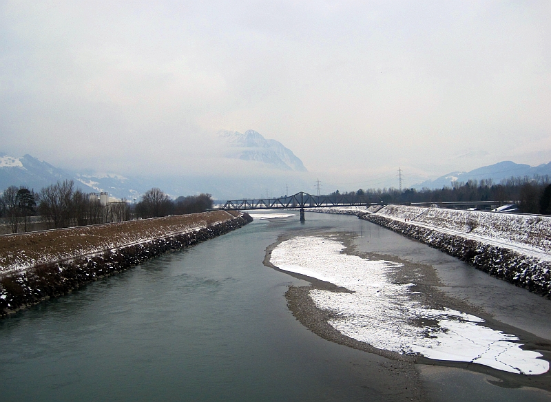 Fahrt über den Rhein und die Grenze zwischen Schweiz und Liechtenstein