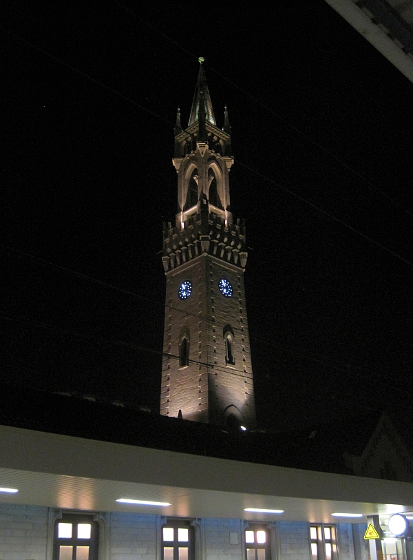 Beleuchteter Bahnhofsturm von Konstanz am Abend