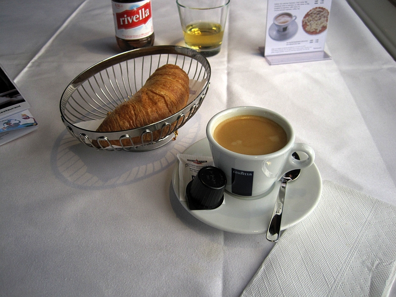 Café Crème und Gipfeli im Speisewagen der SBB