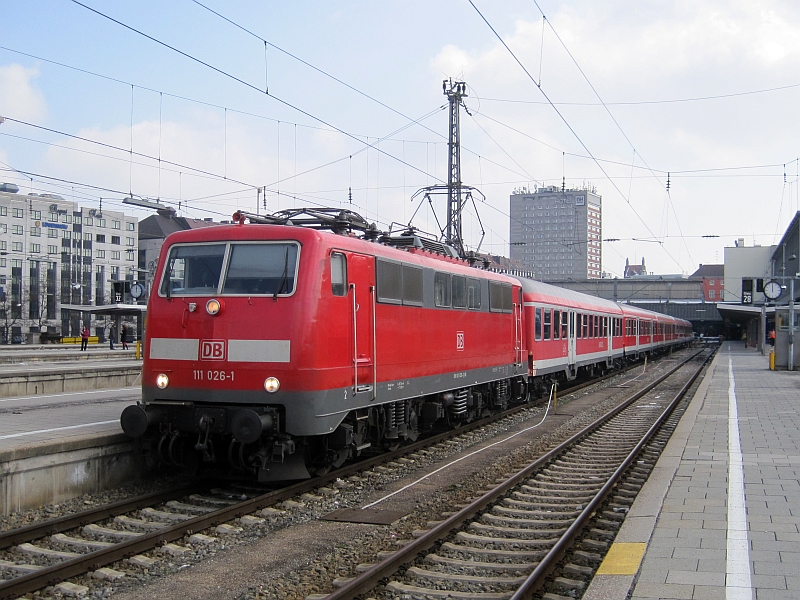 Lokomotive der Baureihe 111 vor der Regionalbahn von München nach Innsbruck