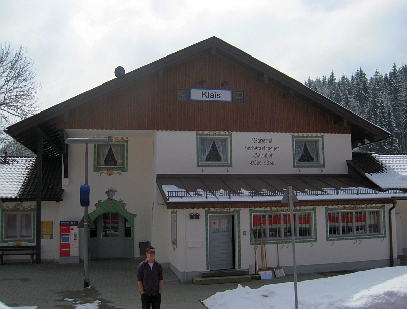 Bahnhof Klais mit der Aufschrift 'Bayerns höchstgelegener Bahnhof Höhe 933 Meter'