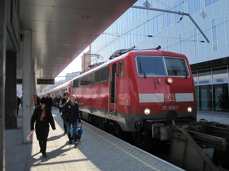 Regionalzug mit BR 111 in Innsbruck