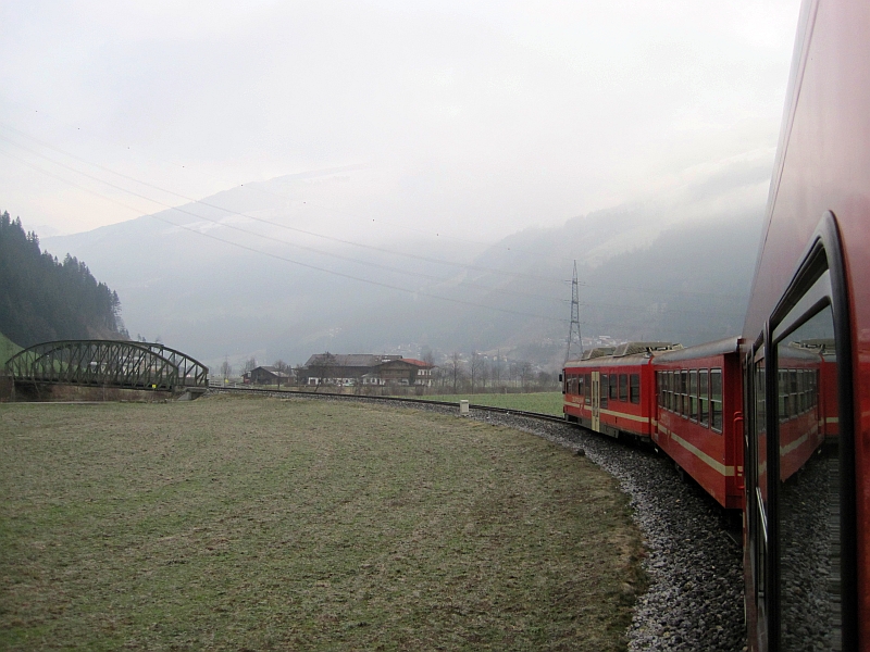 Fahrt mit der Zillertalbahn über eine Brücke über die Ziller