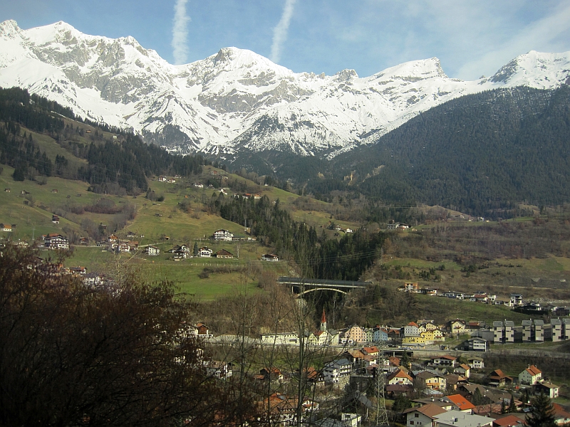 Blick aus dem Zugfenster bei der Fahrt auf der Arlbergstrecke