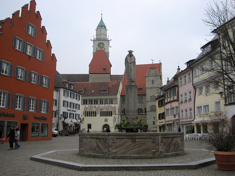Hofstatt mit Suso-Brunnen und Blick auf den Münsterturm Überlingen