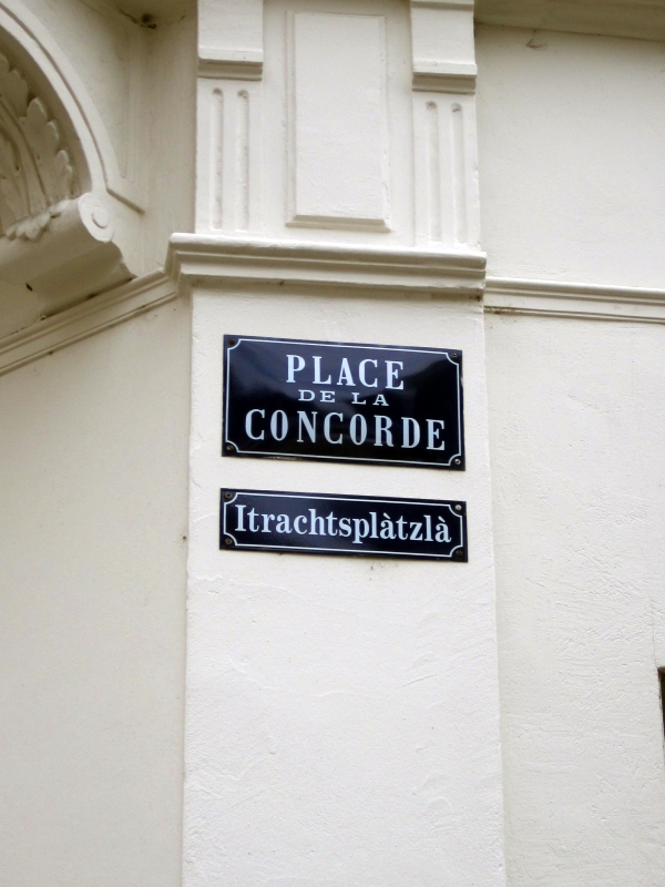 Zweisprachiges Straßenschild Französisch/Elsässisch