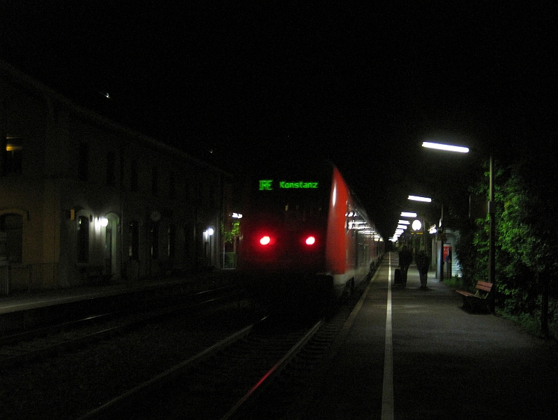 Zug der Schwarzwaldbahn verlässt Allensbach