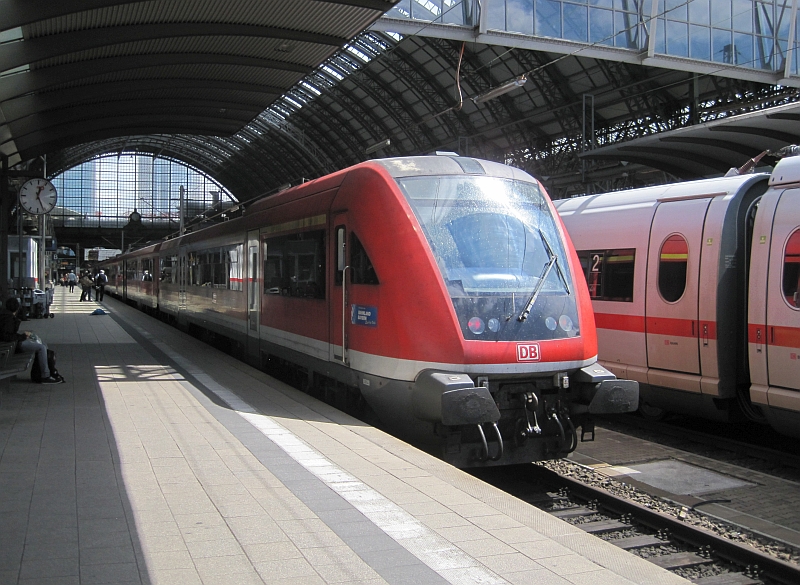 Regional-Express mit Modus-Wagen in Frankfurt