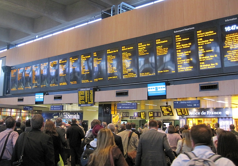 Anzeigetafeln im Bahnhof London Euston