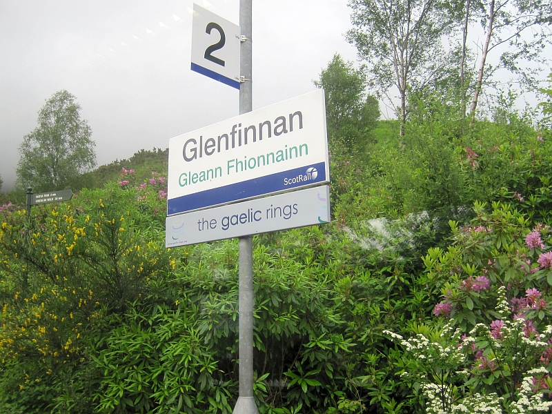 Zweisprachiges Bahnhofsschild von Glenfinnan