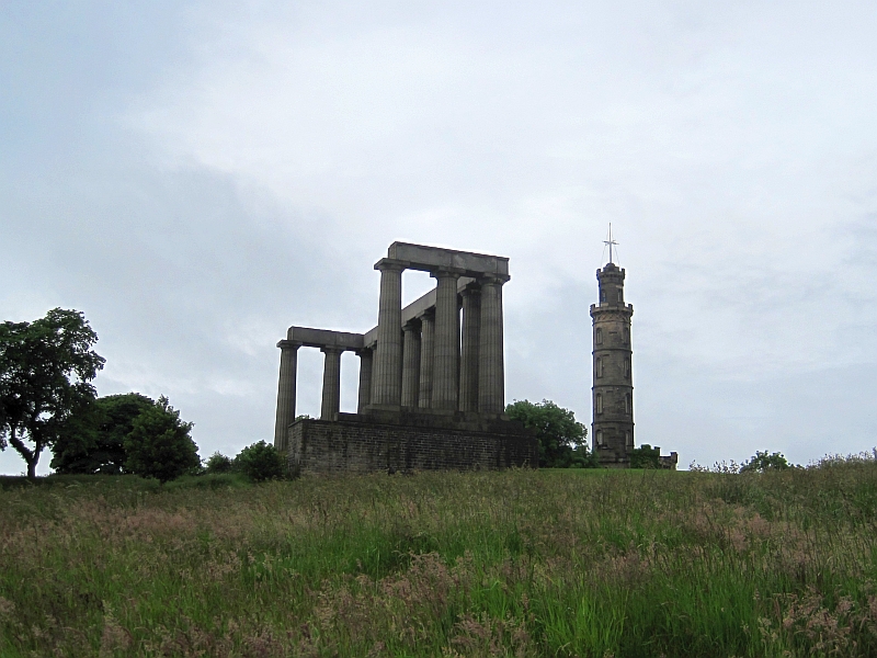 National Monument und Nelson Monument auf dem Calton Hill Edinburgh