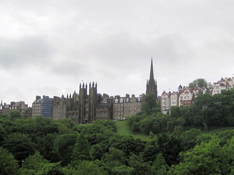 Blick über die Princes Street Gardens zur Altstadt von Edinburgh
