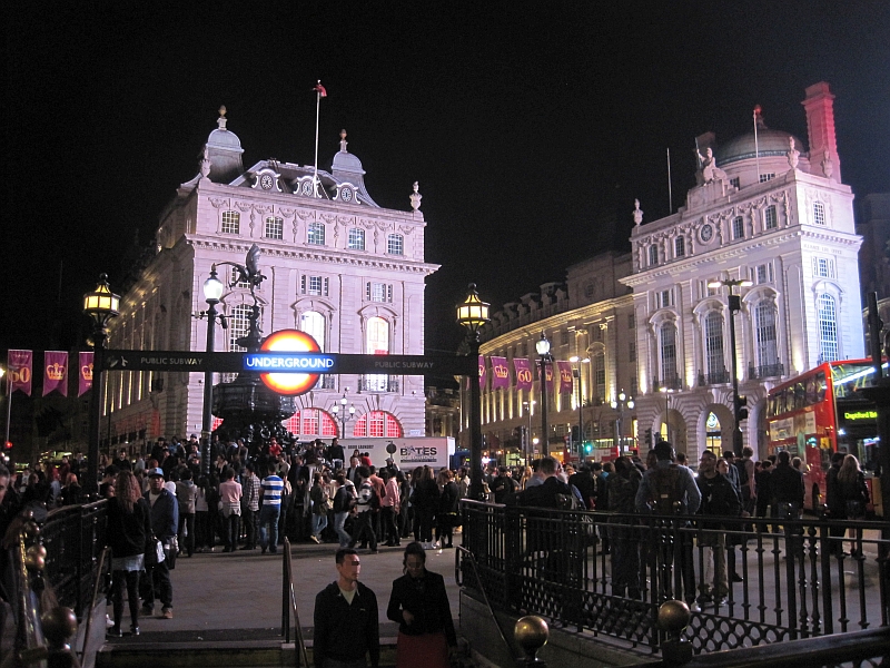 Piccadilly Circus London bei Nacht