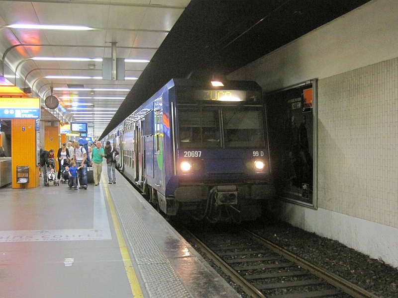 RER-Zug in der Station Gare de Lyon