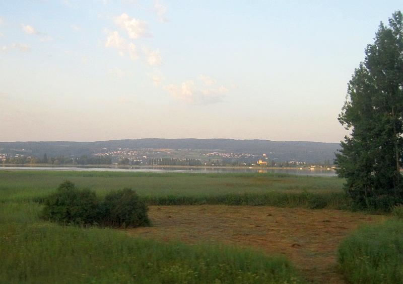 Blick vom Zug zum Bodensee mit der Insel Reichenau