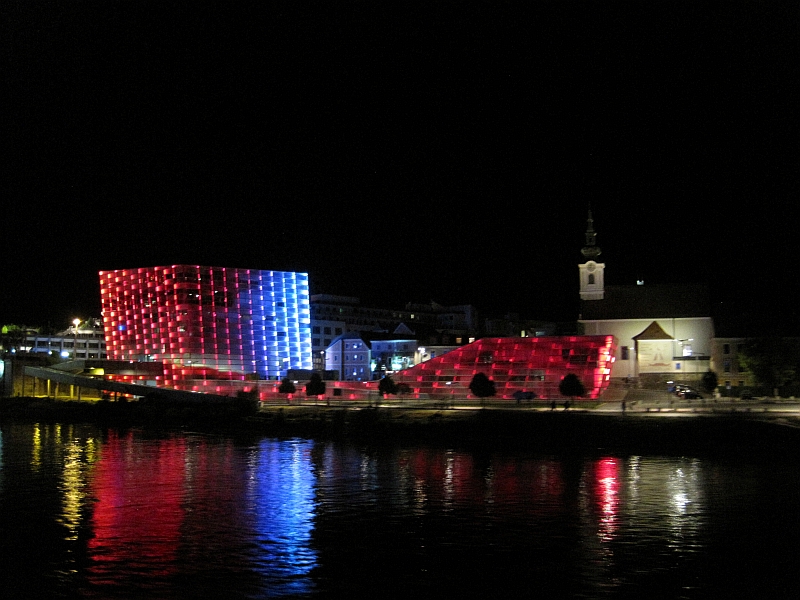 Ars Electronica Center Linz bei Nacht