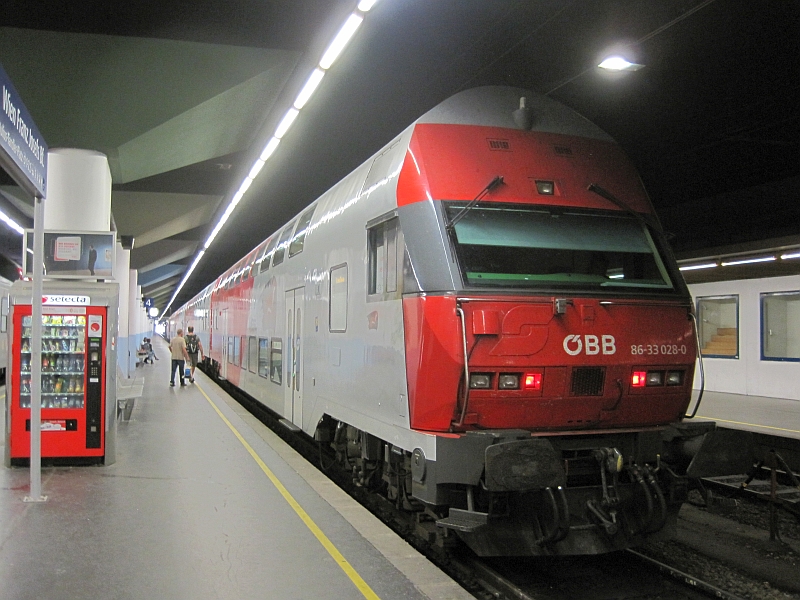 ÖBB-Doppelstockzug im Franz-Josefs-Bahnhof in Wien