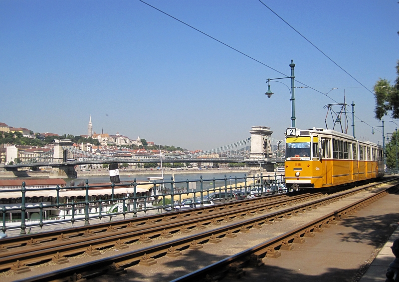 Straßenbahn vor der Kettenbrücke Budapest