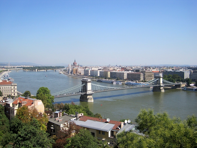 Blick auf Donau, Kettenbrücke und Parlament Budapest