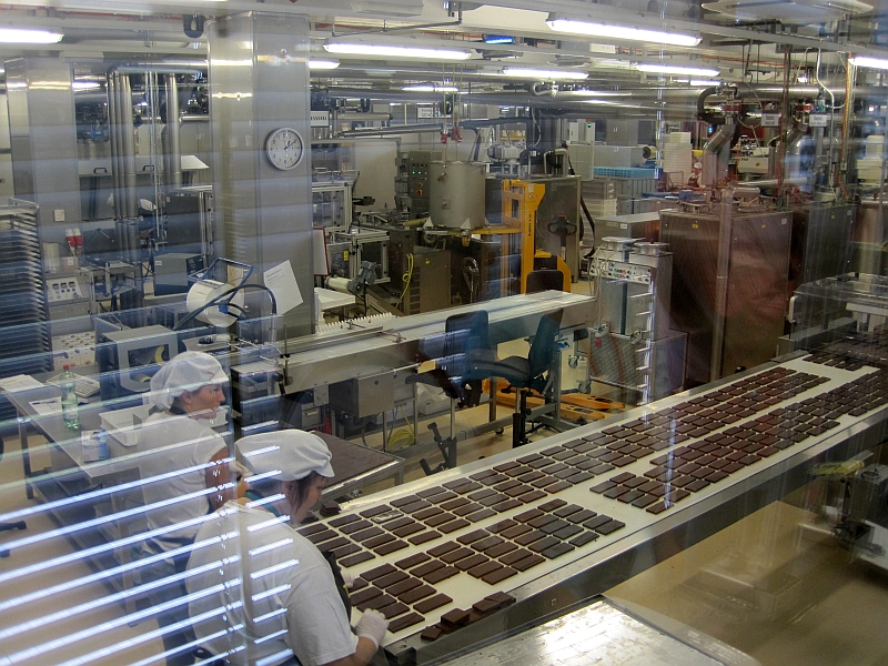 Gläserne-Produktion in der Zotter-Schokoladenmanufaktur