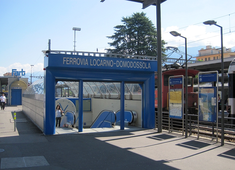 Zugang zum unterirdischen Bahnhof der Centovallibahn in Locarno