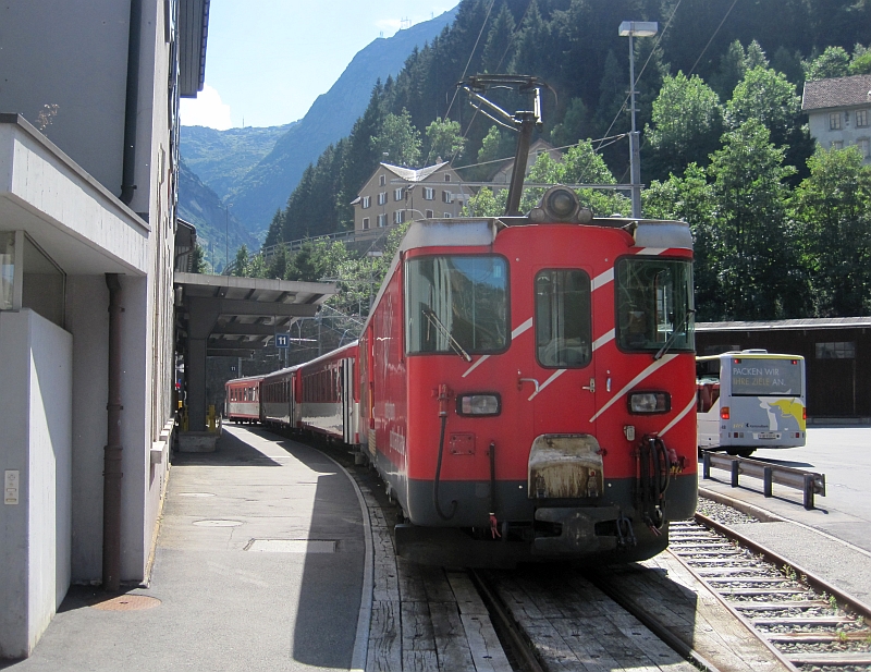Regionalzug der Matterhorn Gotthard Bahn (MGB) in Göschenen