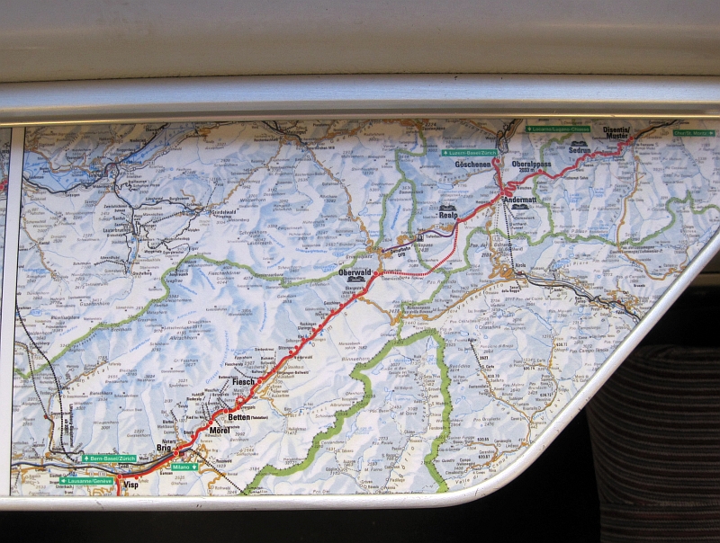 Streckenkarte der Matterhorn Gotthard Bahn (MGB) auf dem Tisch
