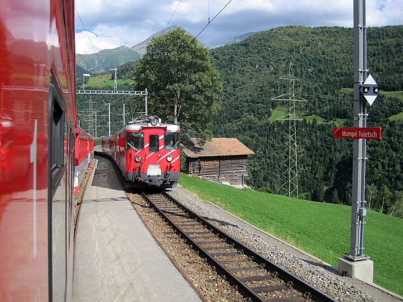 Zugkreuzung in Mompé Tujetsch