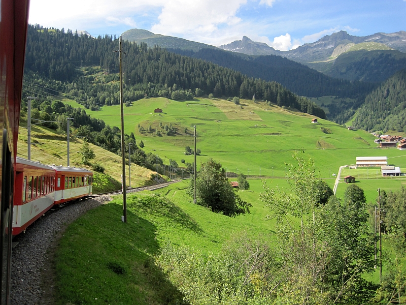 Blick aus dem Zugfenster der Matterhorn Gotthard Bahn (MGB)