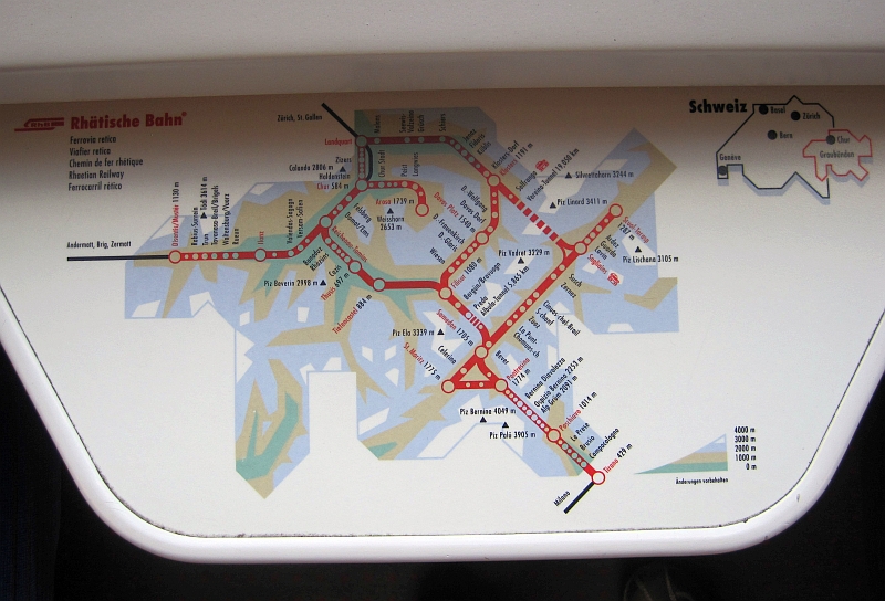 Streckenkarte der Rhätischen Bahn (RhB) auf einem Tisch