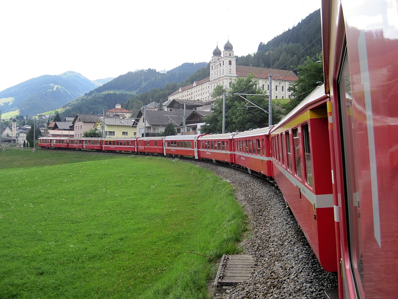 Zug der Rhätischen Bahn vor dem Kloster Disentis
