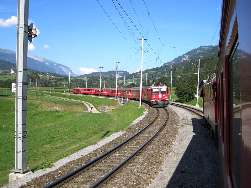 Kreuzung zweier Züge der Rhätischen Bahn