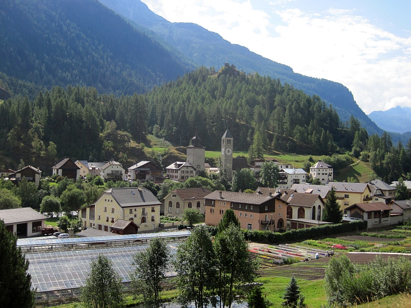 Blick durch das Zugfenster auf Susch