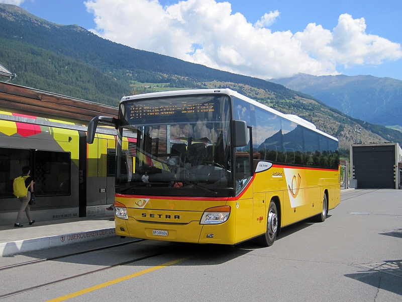 Postauto am Bahnhof Mals