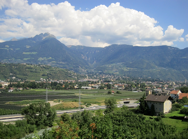 Blick von der Vinschgaubahn auf Meran