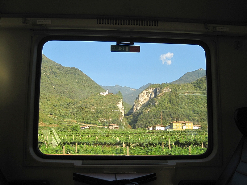 Blick durch das Zugfenster auf der Fahrt durch das Etschtal