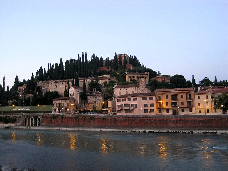 Blick über die Etsch zum Castel San Pietro
